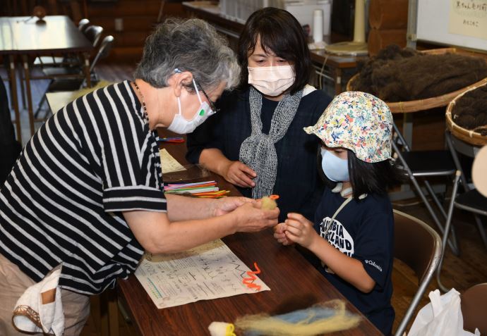 写真:毛糸紡ぎ体験の様子