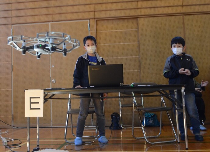 写真:プログラミング体験会ドローン操縦