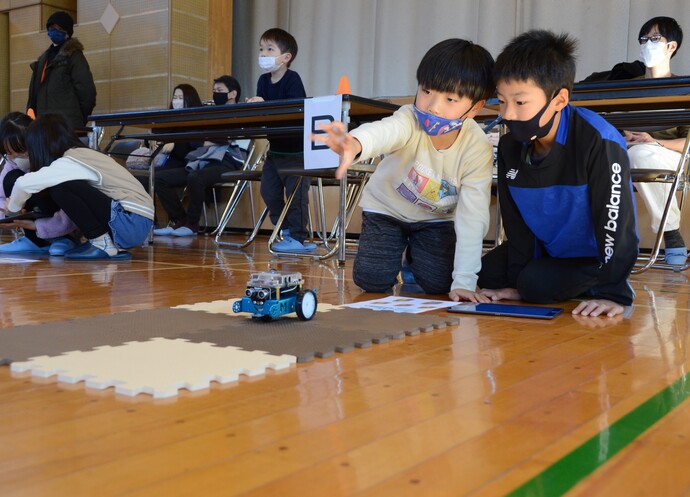 写真:プログラミング体験会ロボット操縦