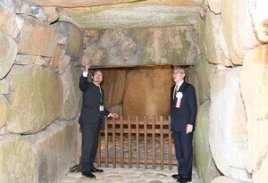 完成式典 石室を見学する市長