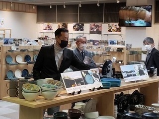 リニューアルしたとうとうあんにて 商品の説明を受ける