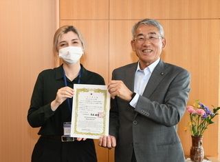 マケイラ先生と市長 記念撮影