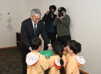 園児から市長へ カレンダー寄贈