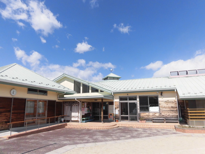 写真:つまぎ保育園総合遊具