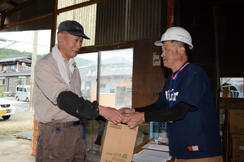 写真:水の配布