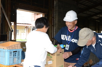 写真:水の配布