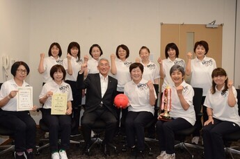 写真:ママさんバレーの表敬訪問