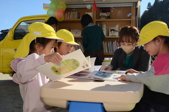 写真:移動図書館