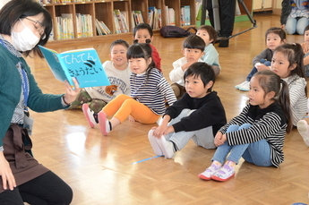 写真:読み聞かせ