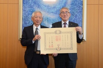 写真:叙勲受章