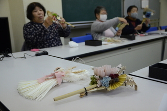 写真:しめ縄リースと熊手