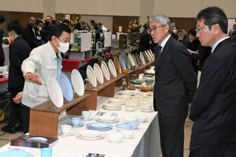 美濃焼新春見本市 視察する市長