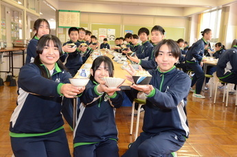 写真:美濃焼の茶わんで給食