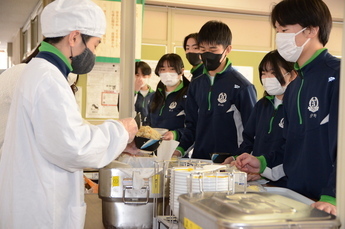 写真:美濃焼茶わんで給食
