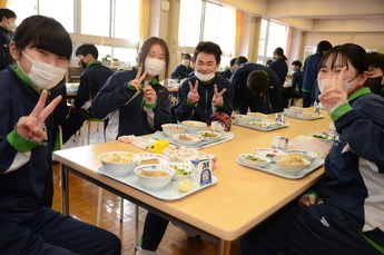 写真:美濃焼の茶わんで給食