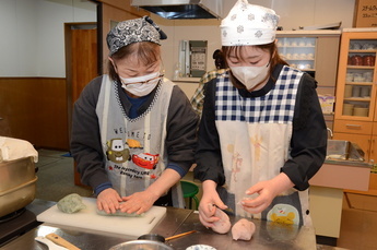 写真:からずみ作り