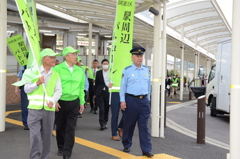 写真:駅周辺パトロール