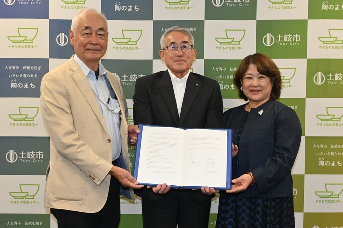 土岐市長、中部学院大学学長及び中部学院大学短期大学部学長との撮影写真